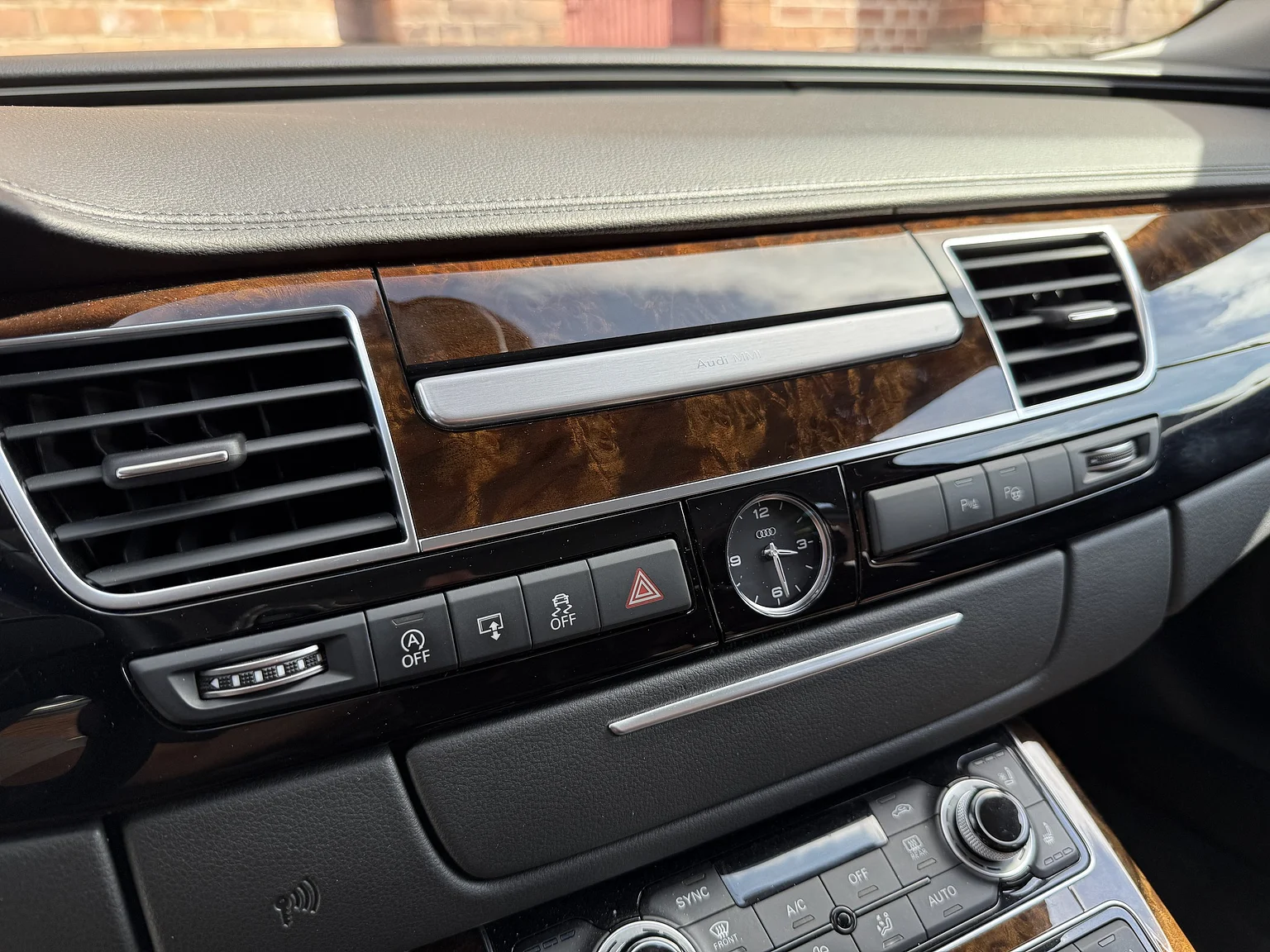 Innenraumfoto von 2014 Audi A8 4.0 TFSI (21)