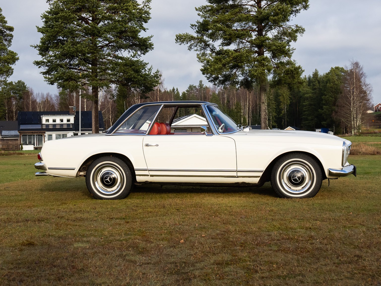 Exteriörbild på 1966 Mercedes-Benz 230 SL "Pagoda"
