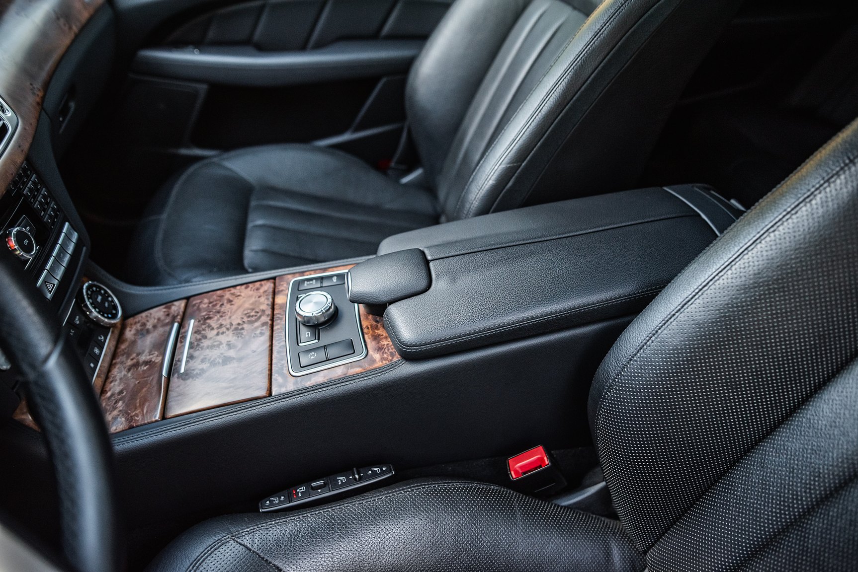 Interior image of 2011 Mercedes-Benz CLS 500