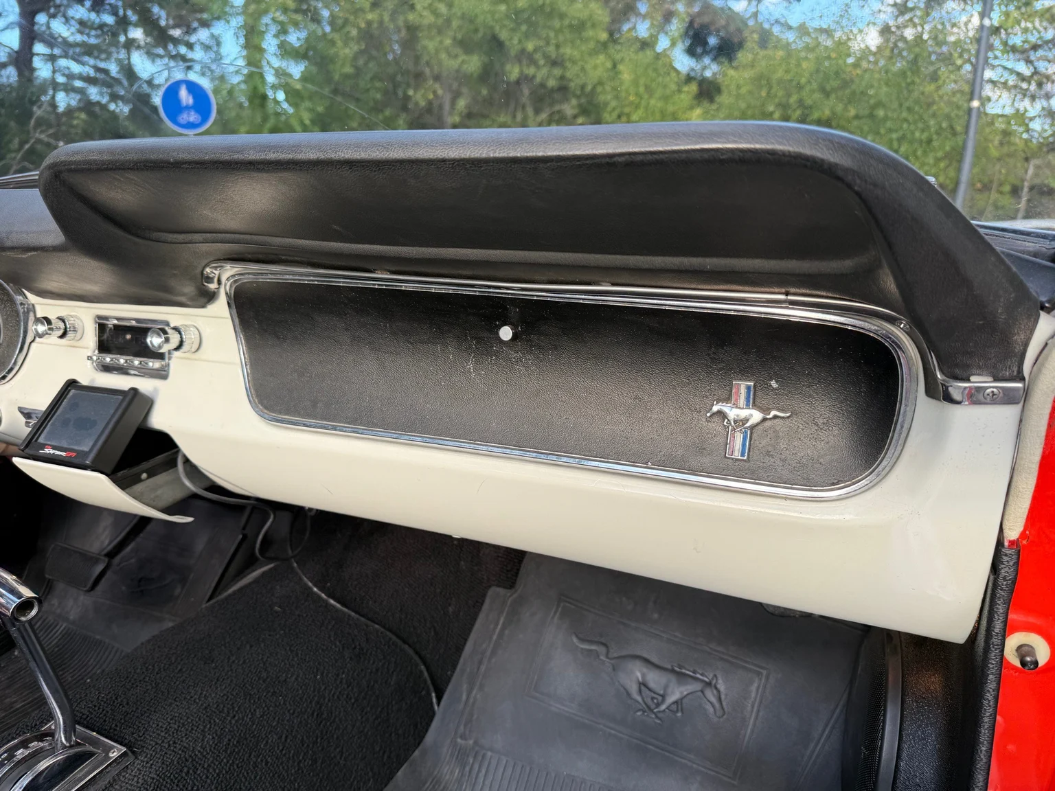 Interior image of 1965 Ford Mustang Cabriolet (30)