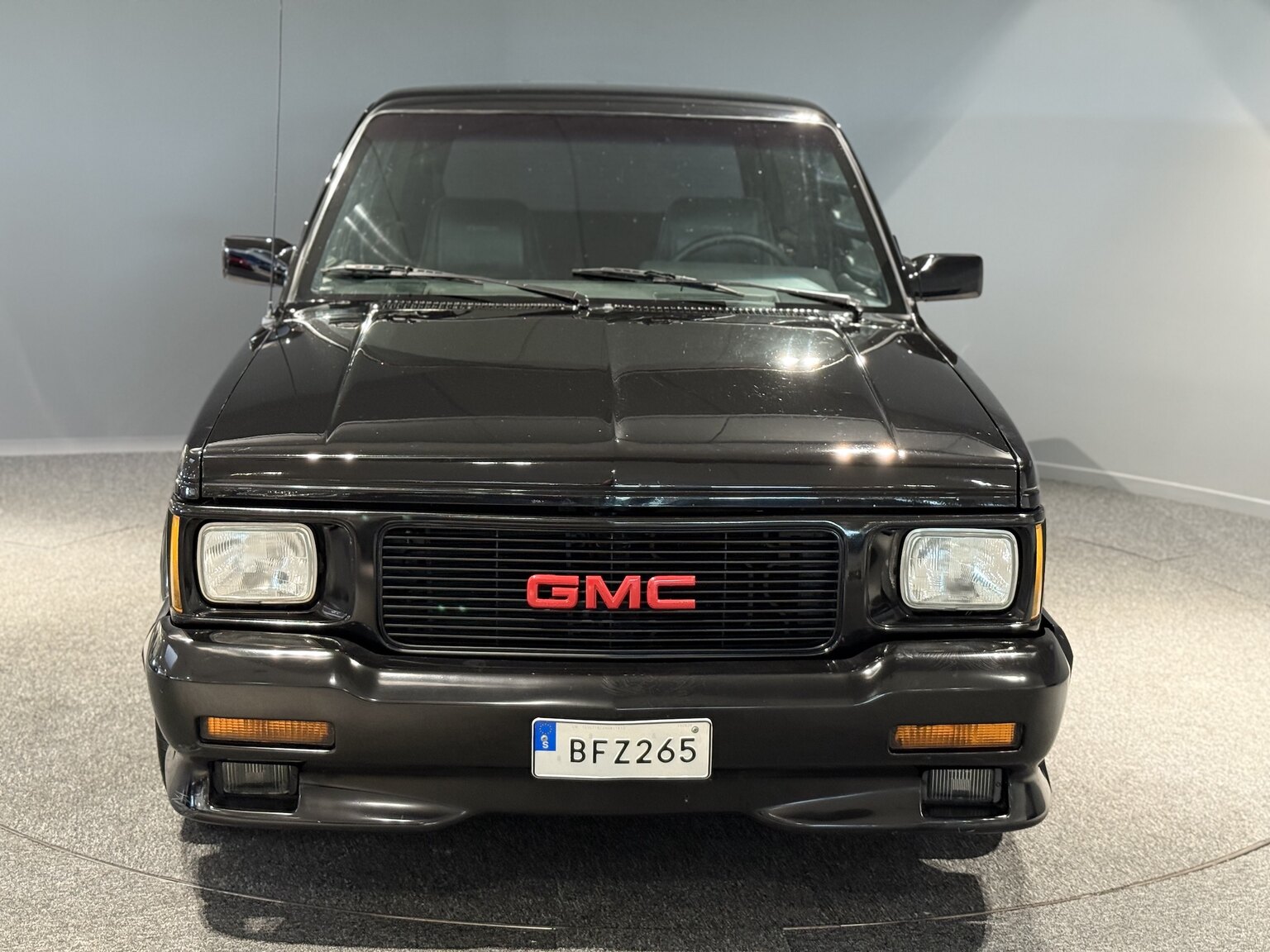 Exterior image of 1992 GMC Typhoon 
