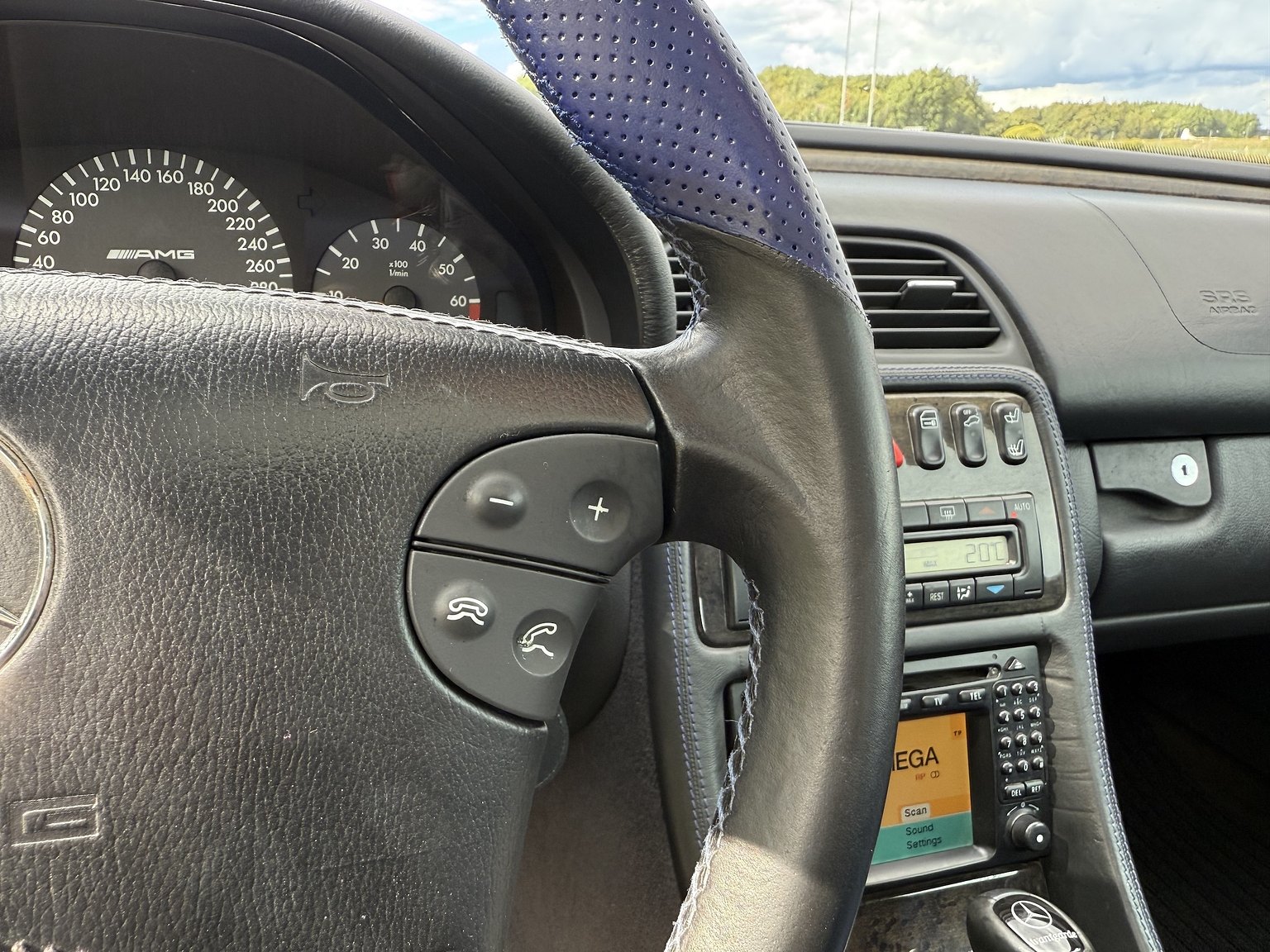 Interior image of 2000 Mercedes-Benz CLK 55 AMG Coupé