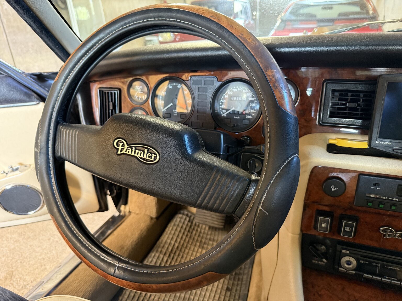 Innenraumfoto von 1990 Jaguar Daimler Double six