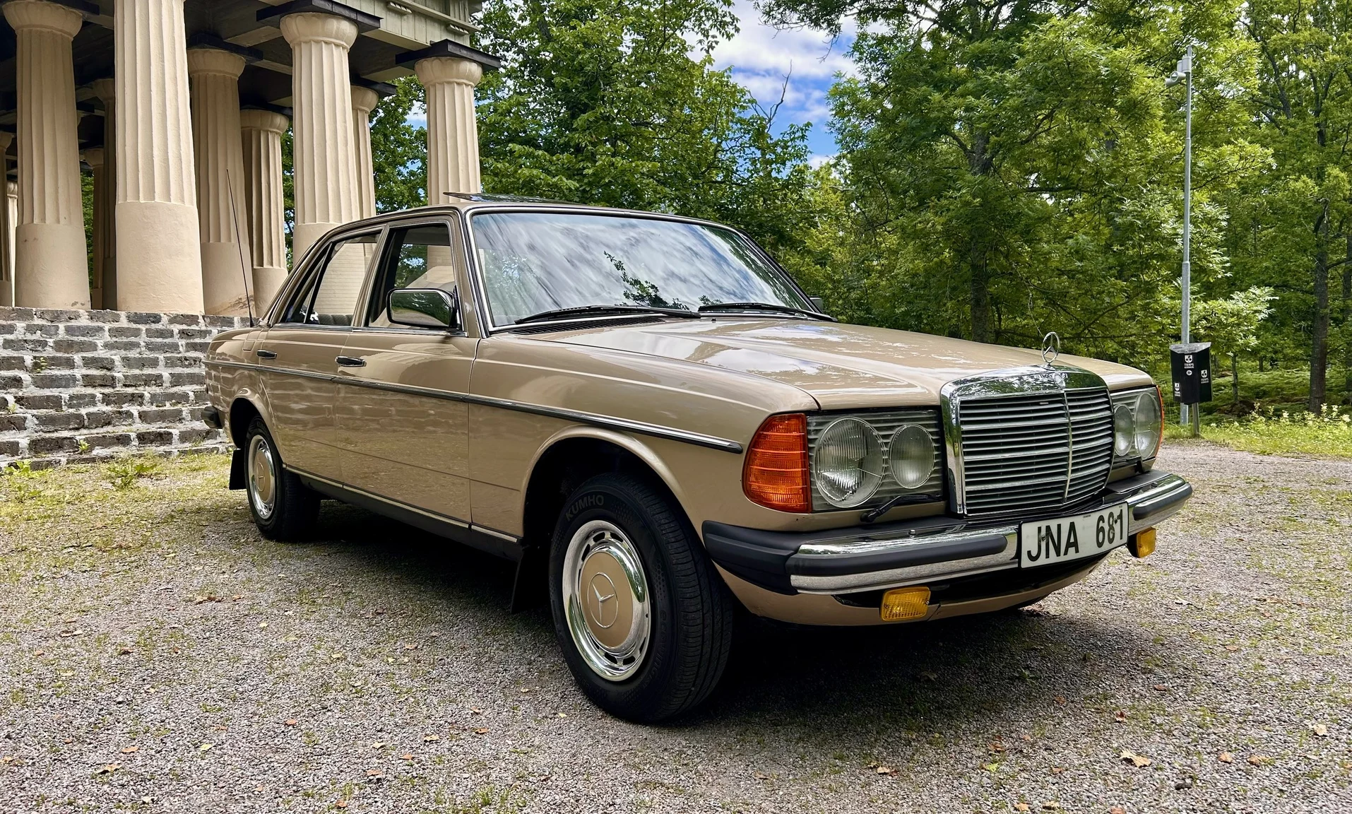 Exteriörbild på 1976 Mercedes-Benz 300 D (3)