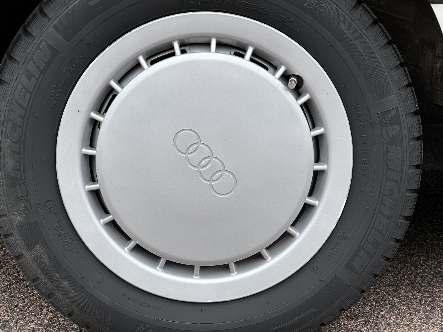 Exteriörbild på 1988 Audi 80 (56)