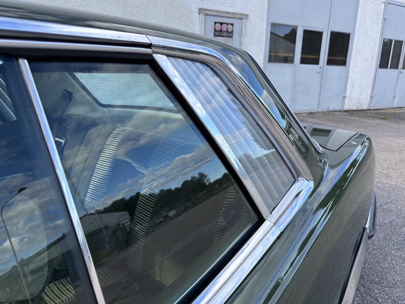 Exterior image of 1974 Mercedes Benz 450 SLC