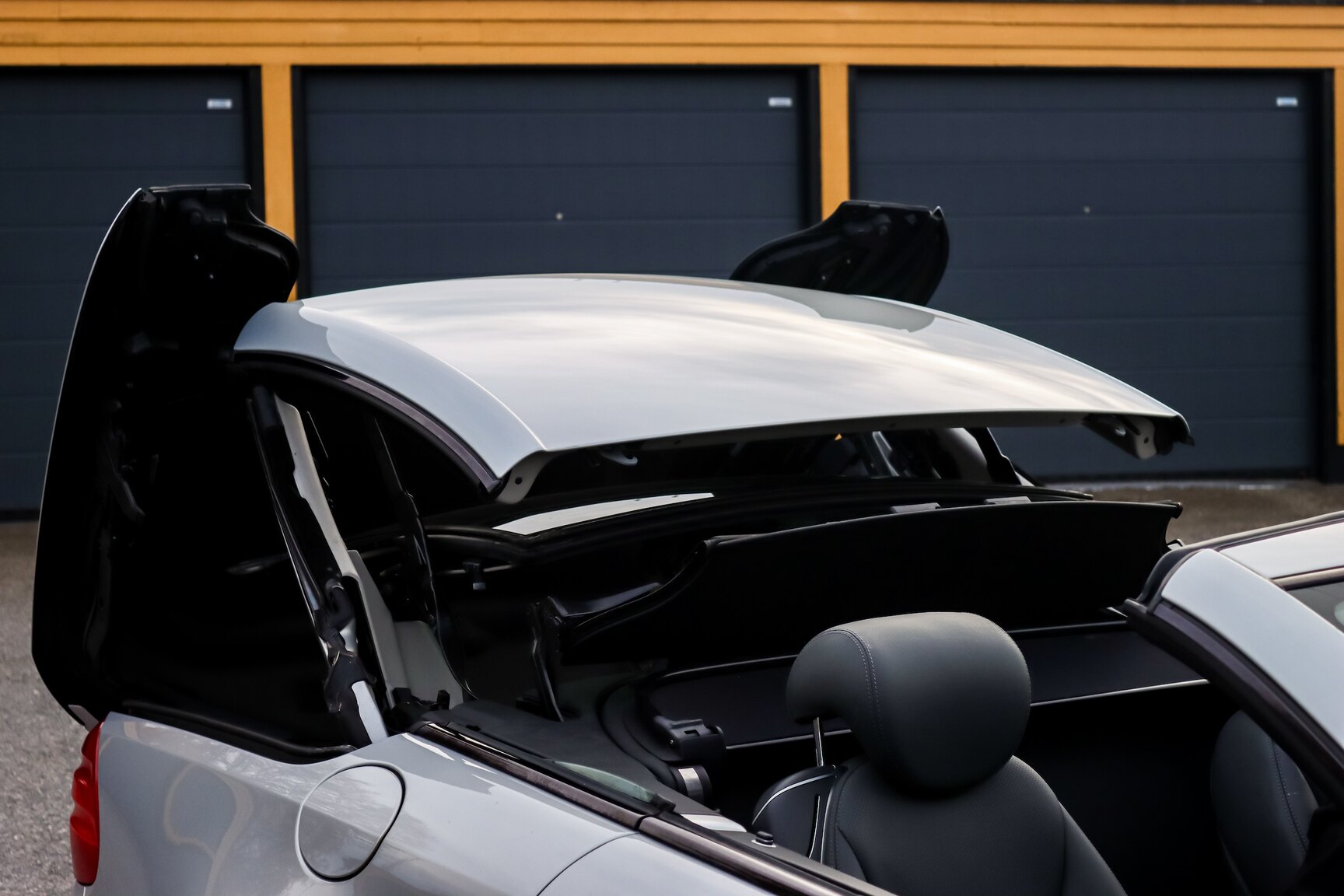 Exterior image of 2006 Mercedes-Benz SL 500