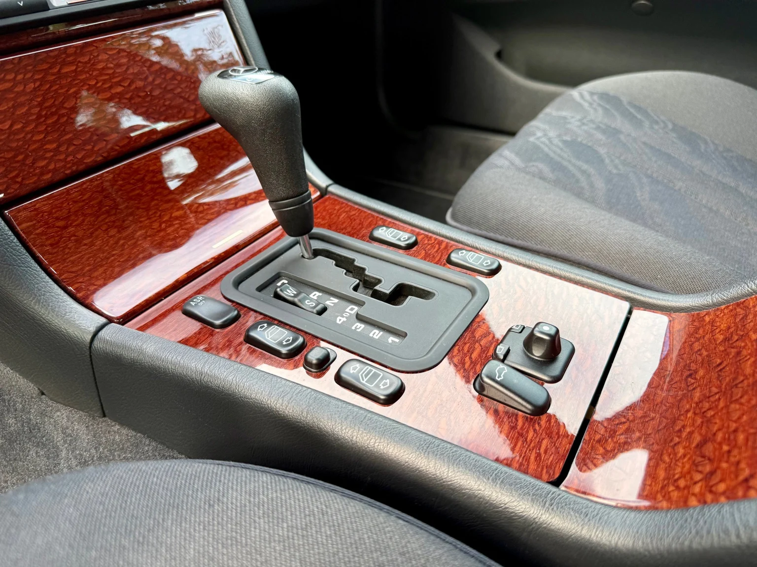 Innenraumfoto von 1997 Mercedes-Benz E 290 TD (21)