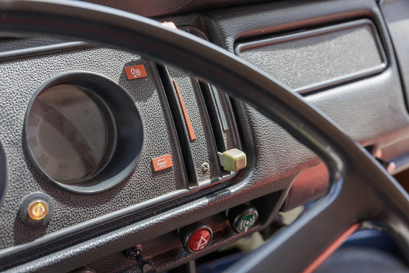 Interior image of 1973 Volkswagen Typ 2 Transporter T2 (29)