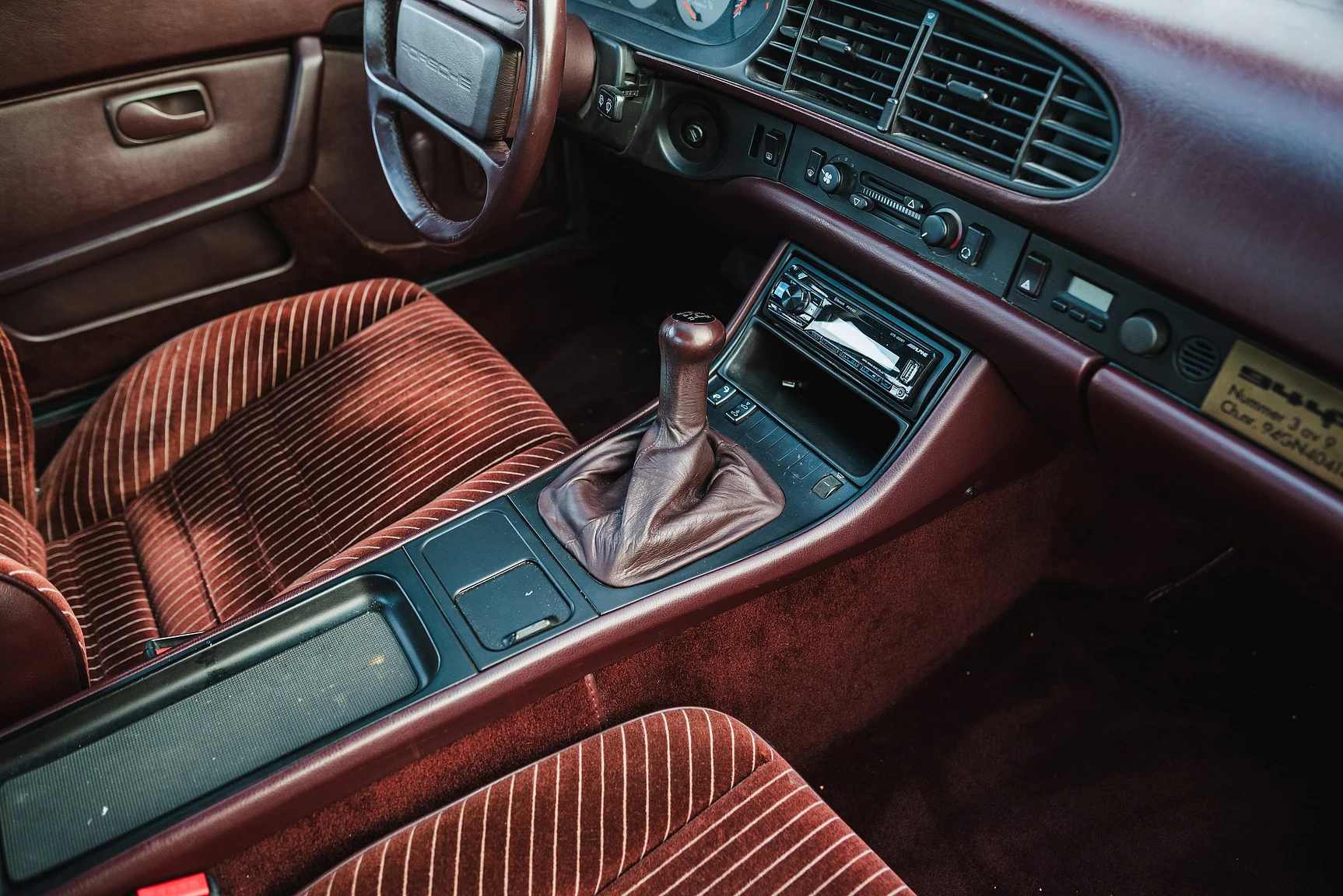 Interior image of 1986 Porsche 944R (34)