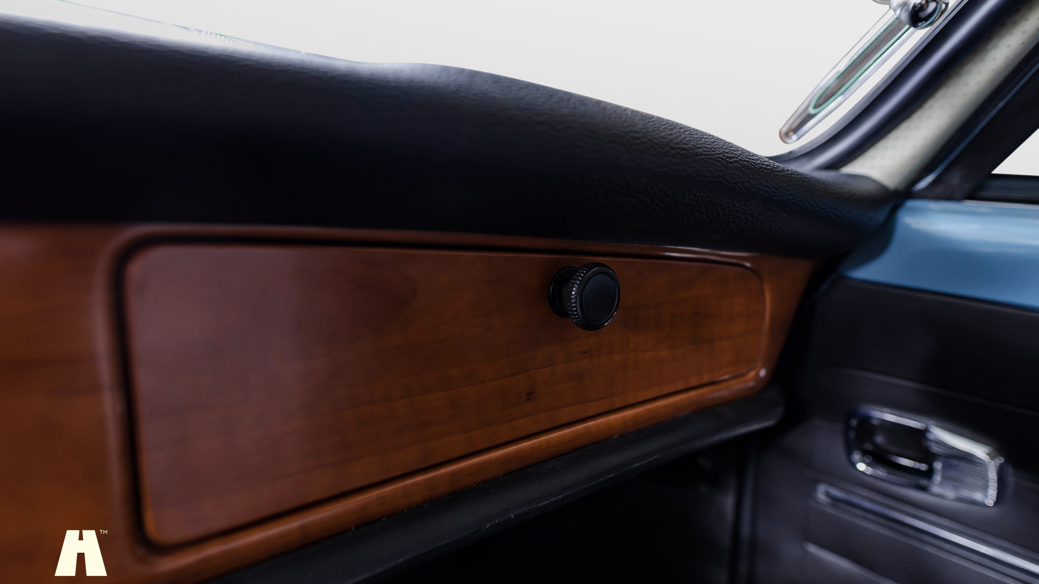 Interior image of 1969 Volkswagen Karmann Ghia (7)