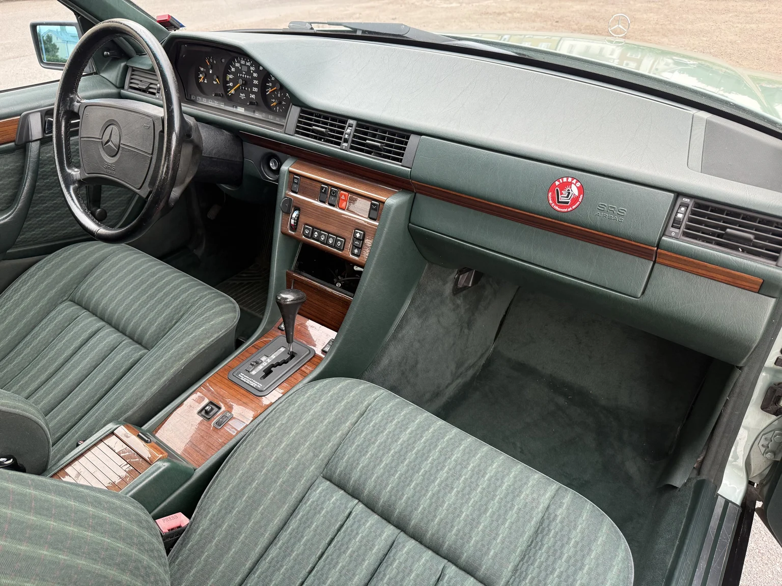 Innenraumfoto von 1991 Mercedes-Benz 300 E 4MATIC (36)