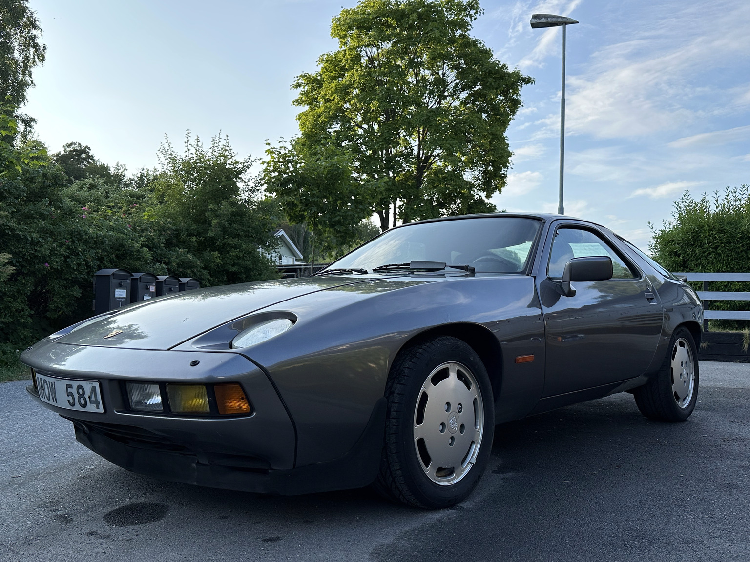 Exteriörbild på 1985 Porsche 928 (29)
