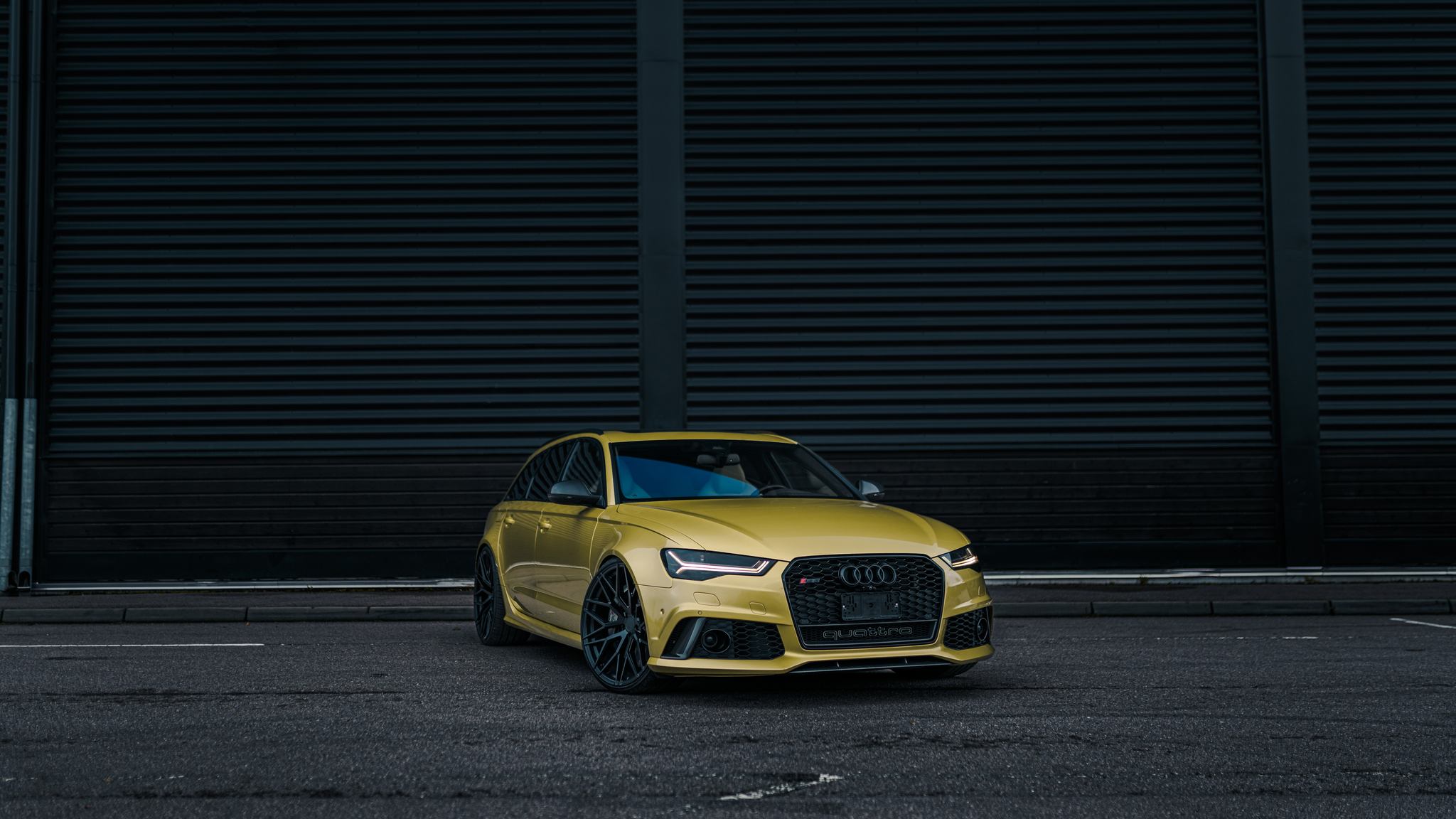Exterior image of 2016 Audi RS6 Avant Exclusive (45)