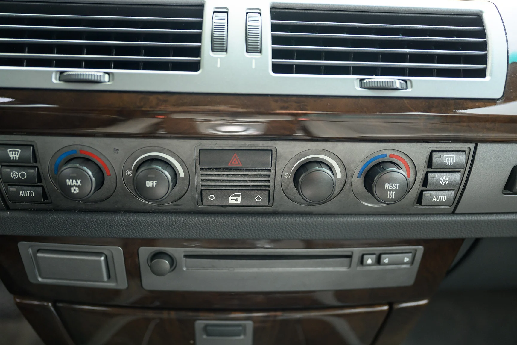 Innenraumfoto von 2001 BMW 745i (26)