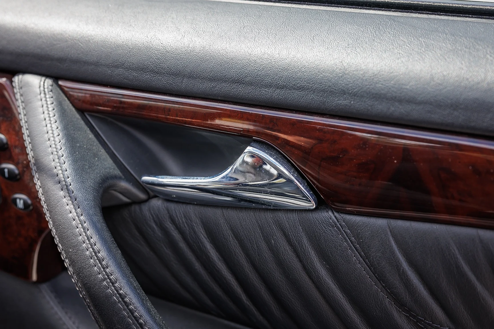 Interior image of 2000 Mercedes-Benz CL 600 (75)