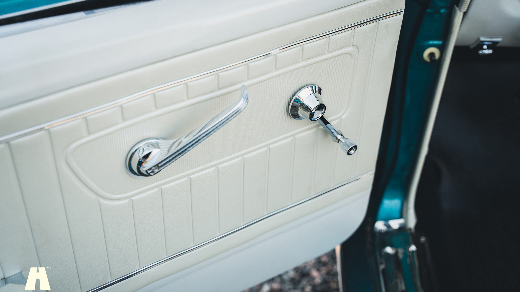 Interior image of 1965 Ford Mustang Cabriolet (23)