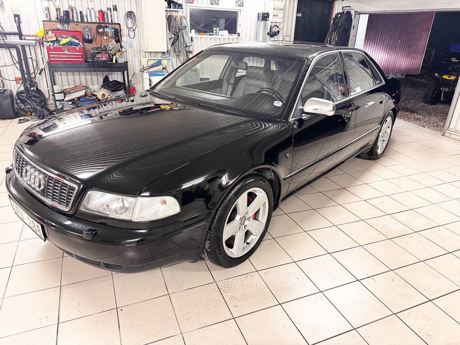 Exteriörbild på 1999 Audi S8 4.2 Quattro