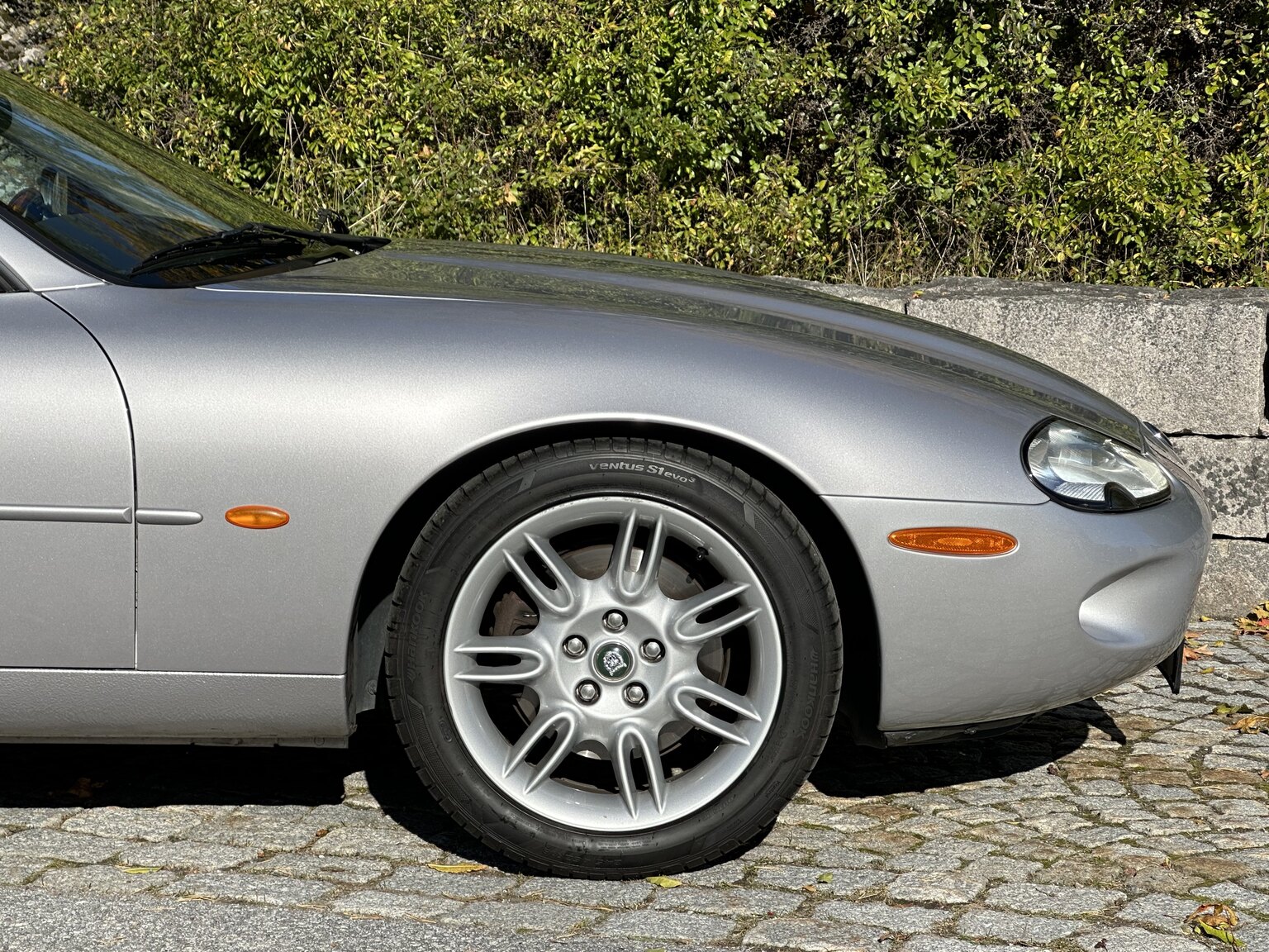Exteriörbild på 2000 Jaguar XK 8