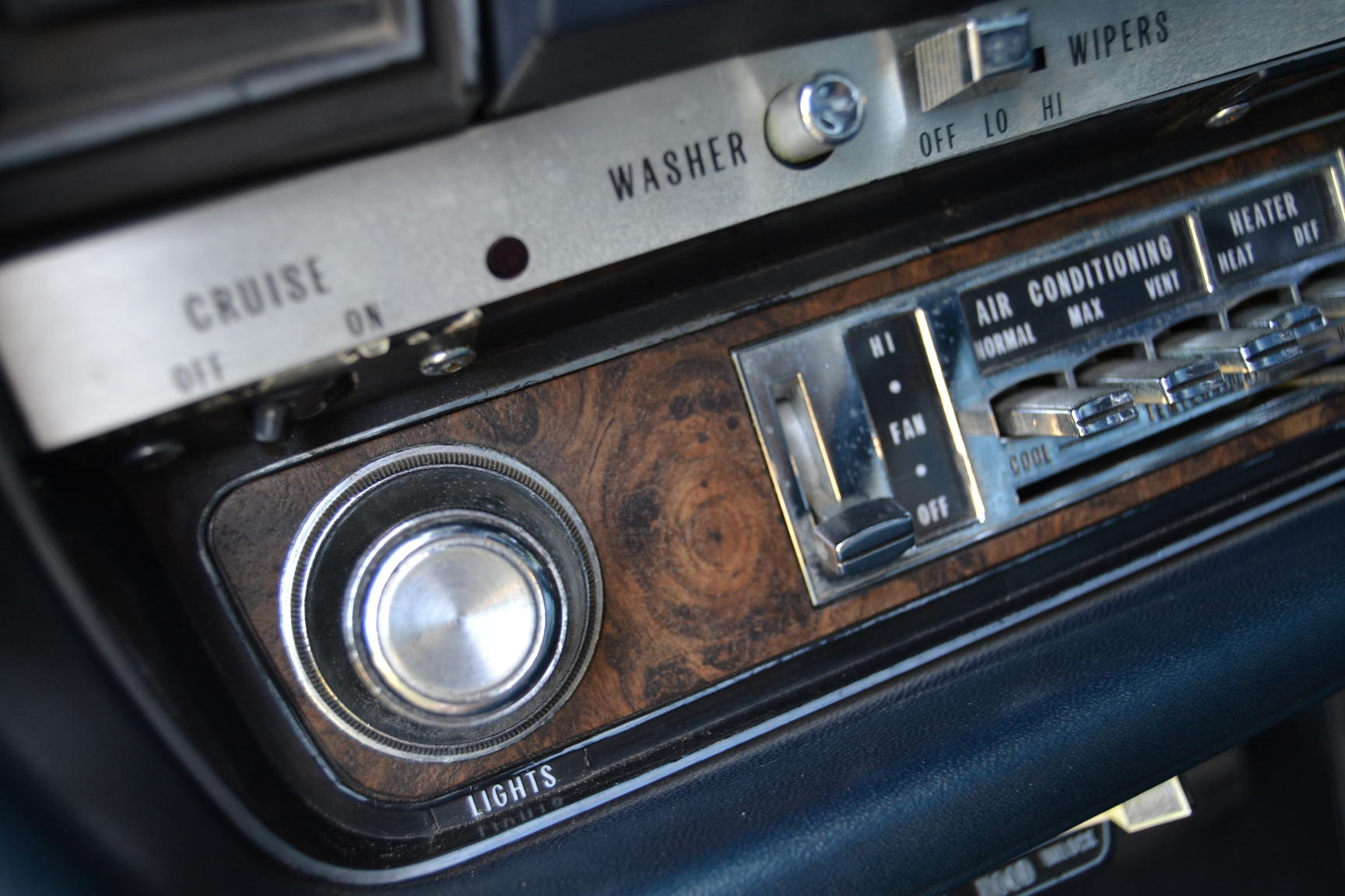 Interior image of 1970 Oldsmobile Ninety eight Convertible (24)