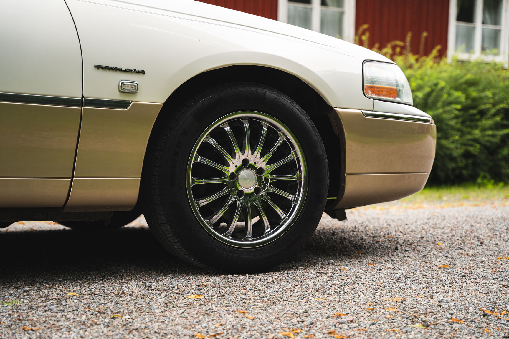 Exteriörbild på 2003 Lincoln Town Car