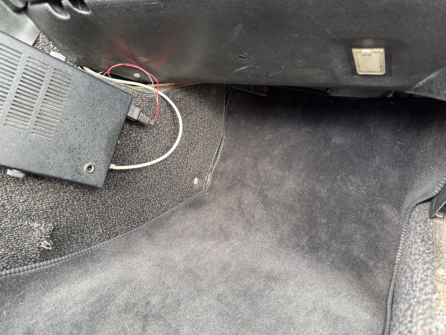 Interior image of 1975 Mercedes-Benz 280 SL (29)