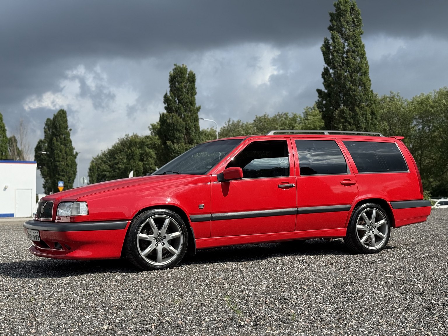 Exterior image of 1996 Volvo 850 R "T-Röd"