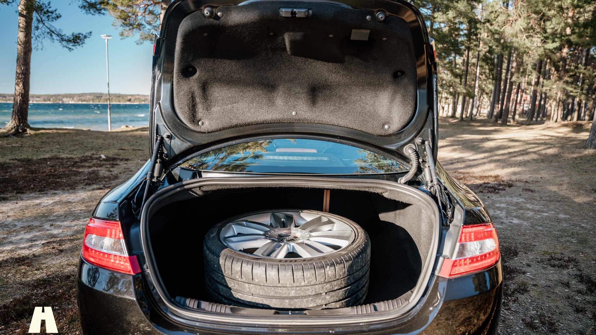 Interior image of 2010 Jaguar XFR (31)