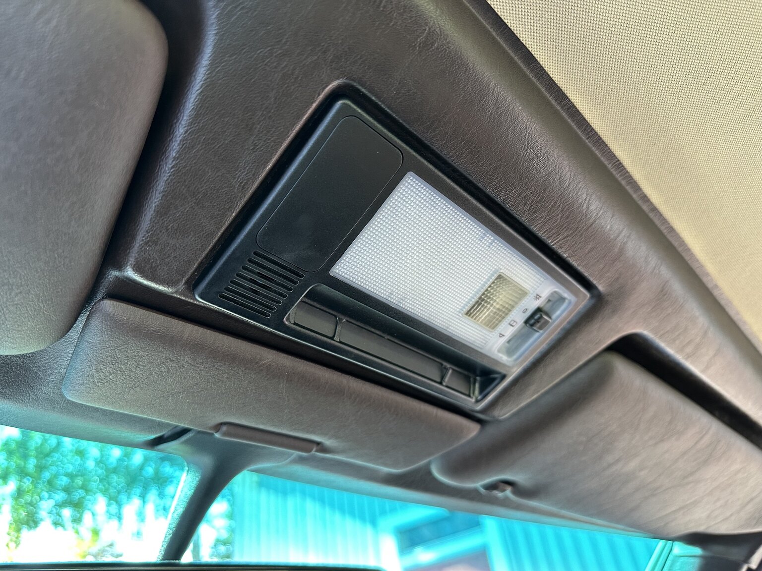 Interior image of 1986 Mercedes-Benz 500 SEC (29)