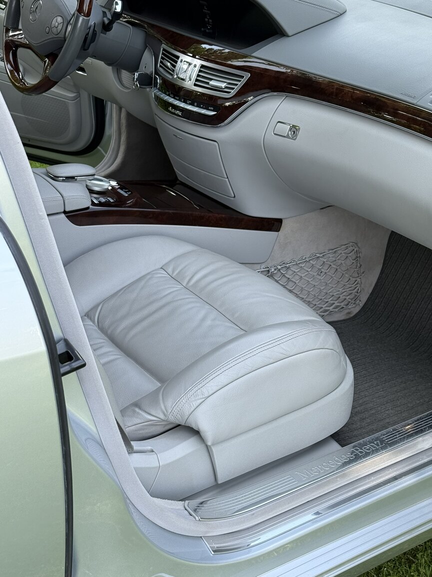 Interior image of 2011 Mercedes-Benz S 500 4MATIC 