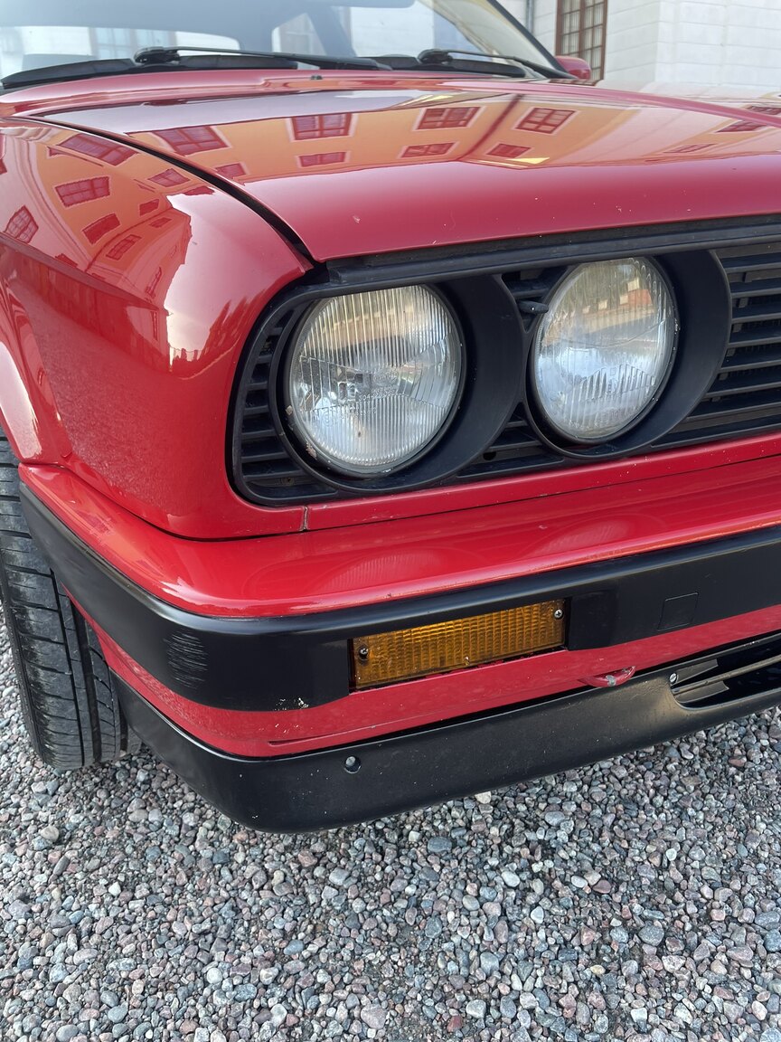 Exterior image of 1987 BMW 320i