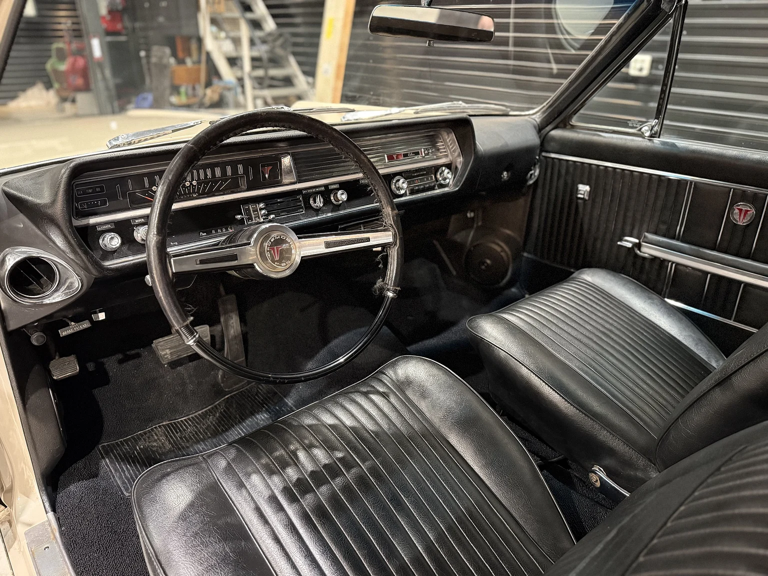 Innenraumfoto von 1964 Oldsmobile Cutlass Convertible (45)