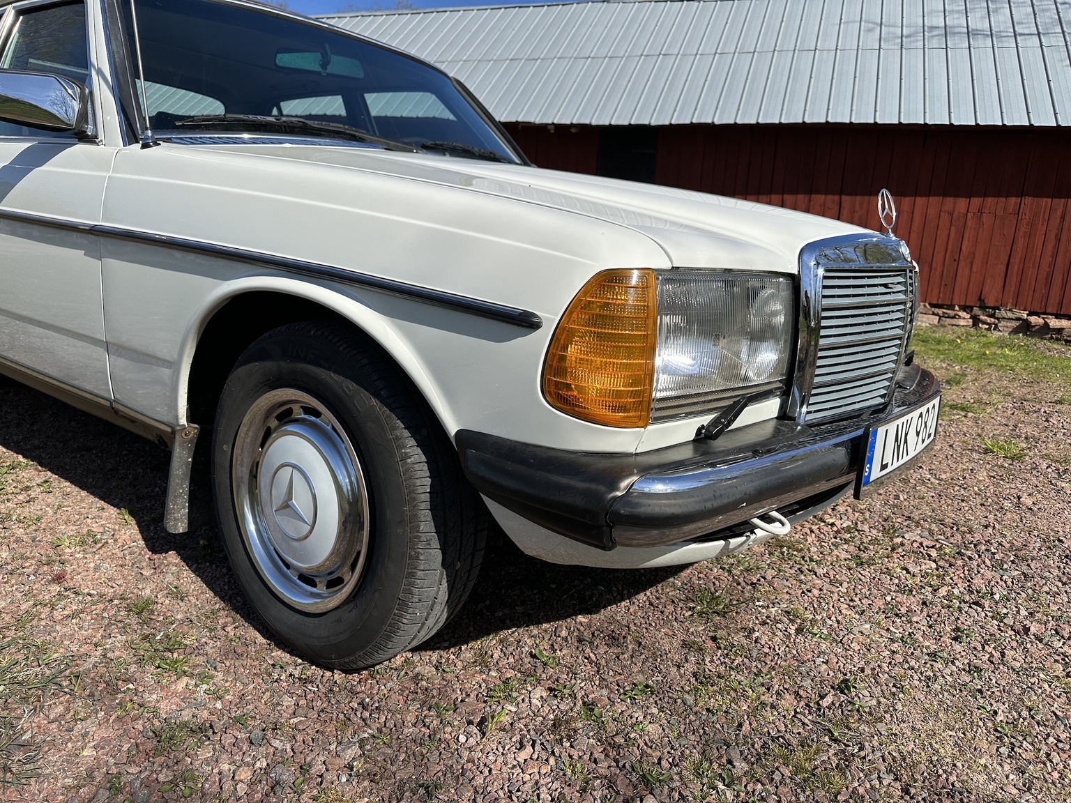 Exterior image of 1985 Mercedes-Benz 200