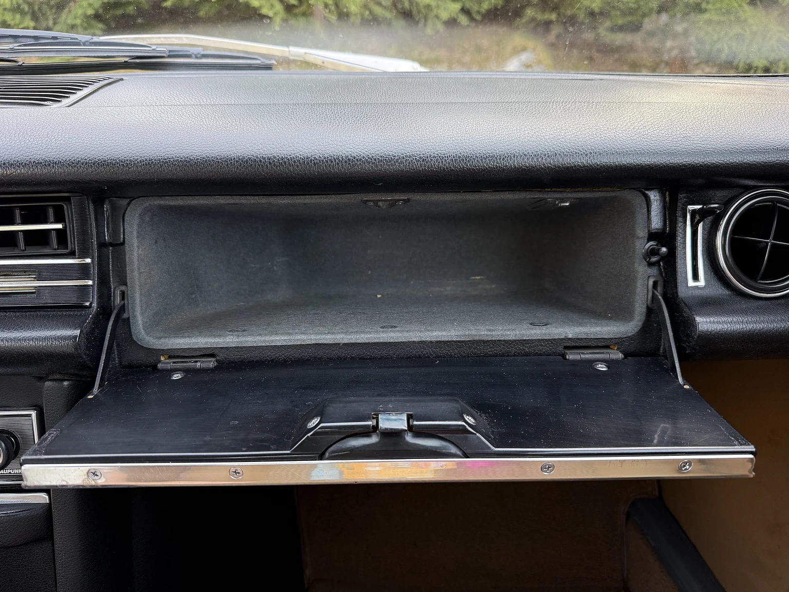 Innenraumfoto von 1974 Mercedes-Benz 230 Automatic (20)