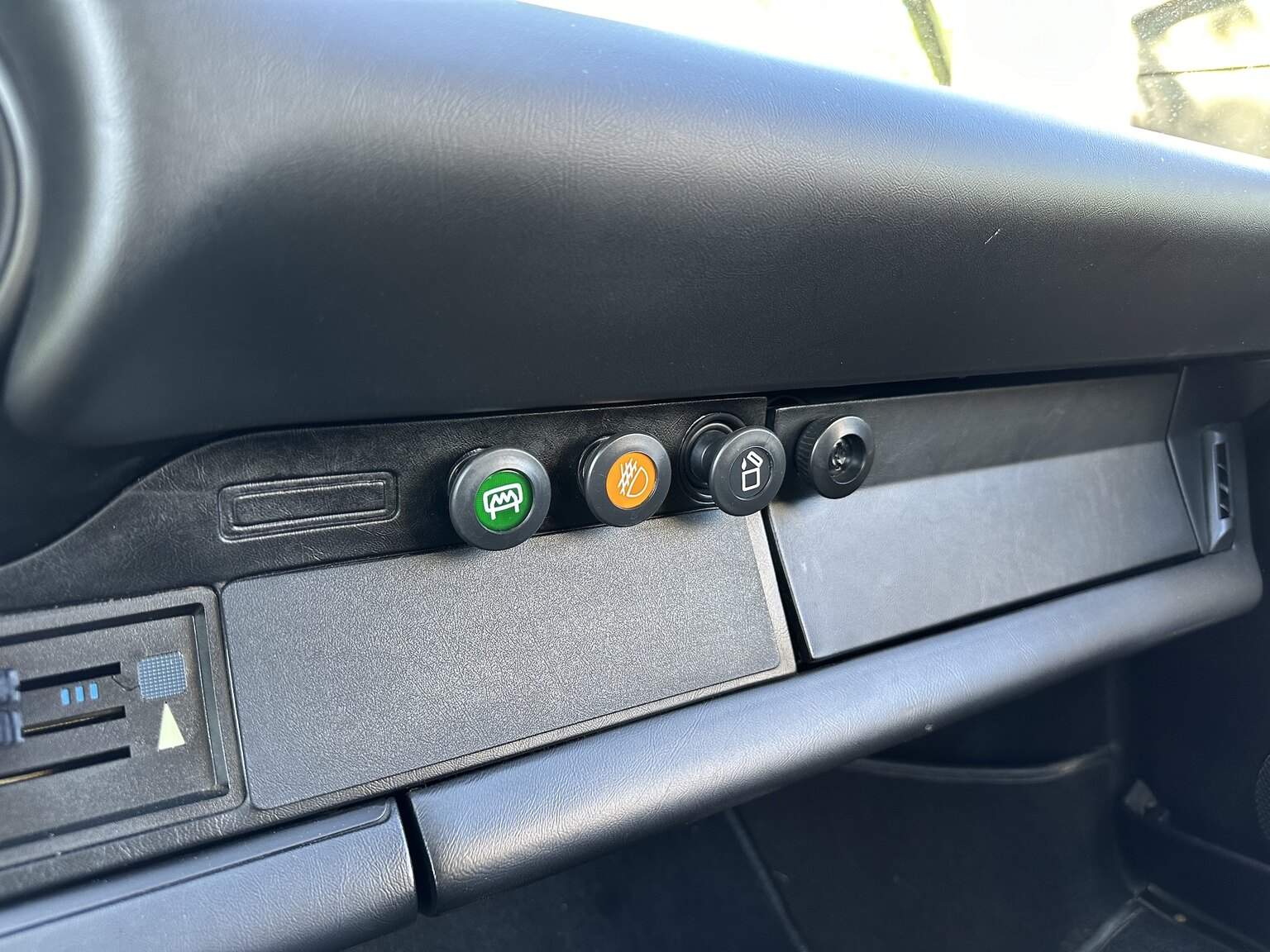 Interior image of 1975 Porsche 911