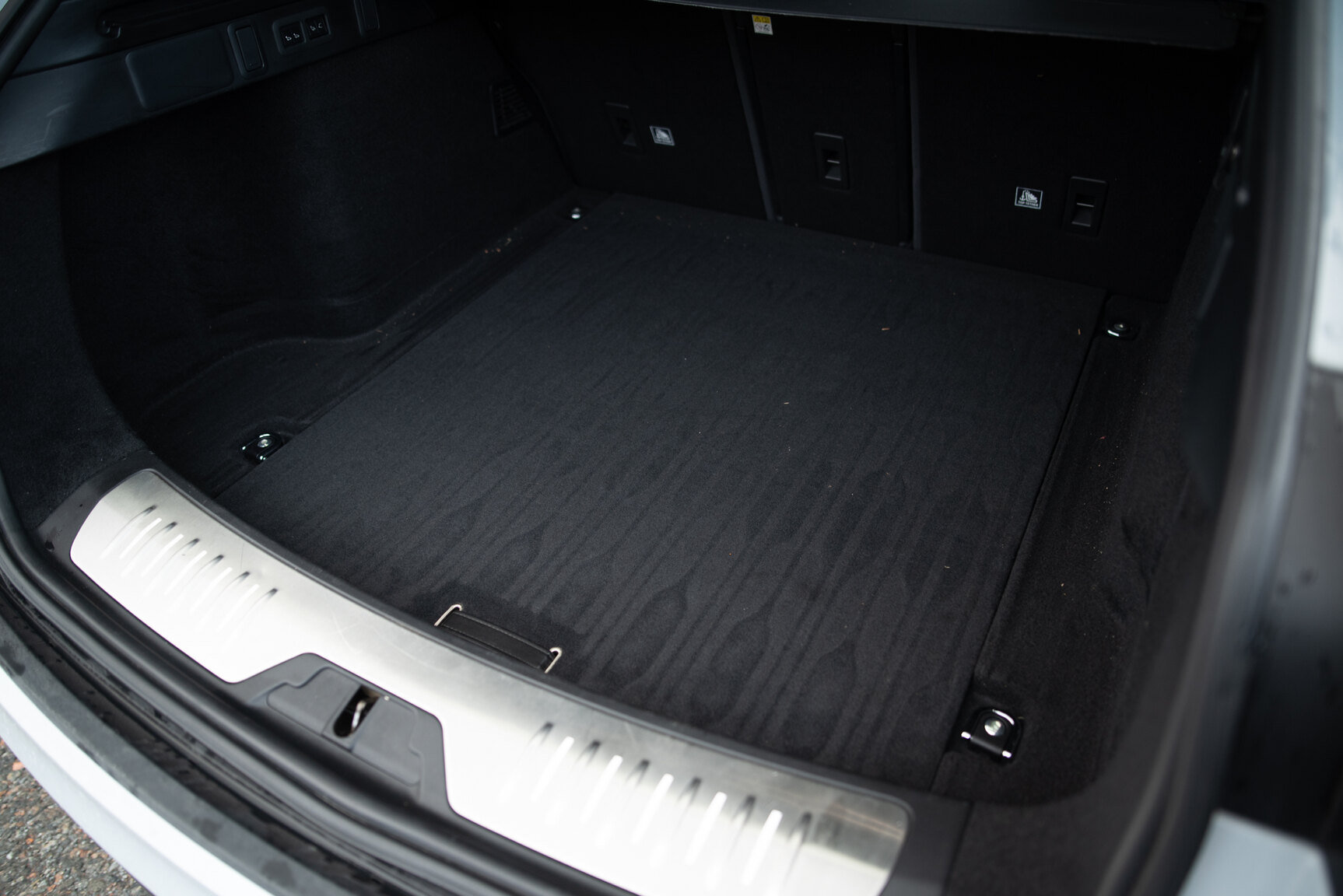 Interior image of 2018 Range Rover Velar D300 AWD HSE