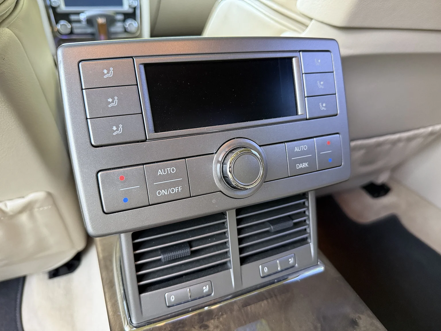 Innenraumfoto von 2009 Volkswagen Phaeton W12 LWB Executive (45)