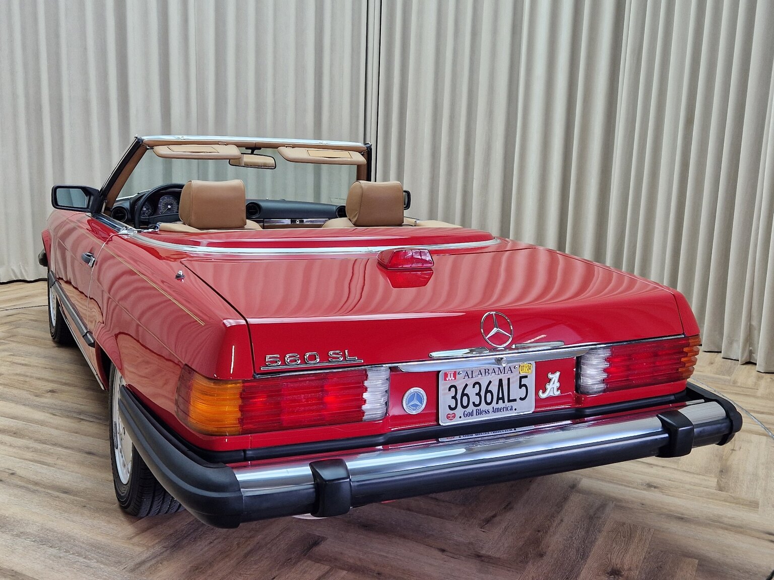Exterior image of Mercedes-Benz 560SL