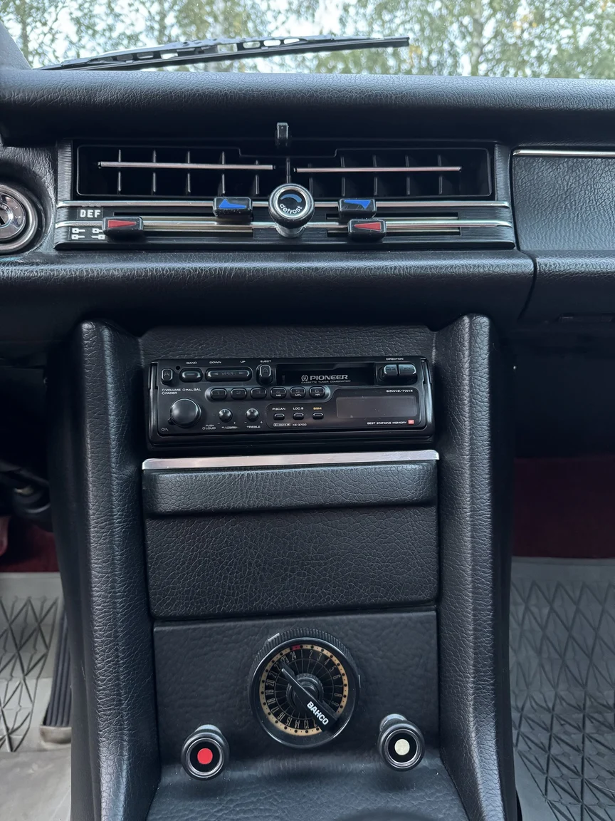 Innenraumfoto von 1972 Mercedes-Benz 200 (20)