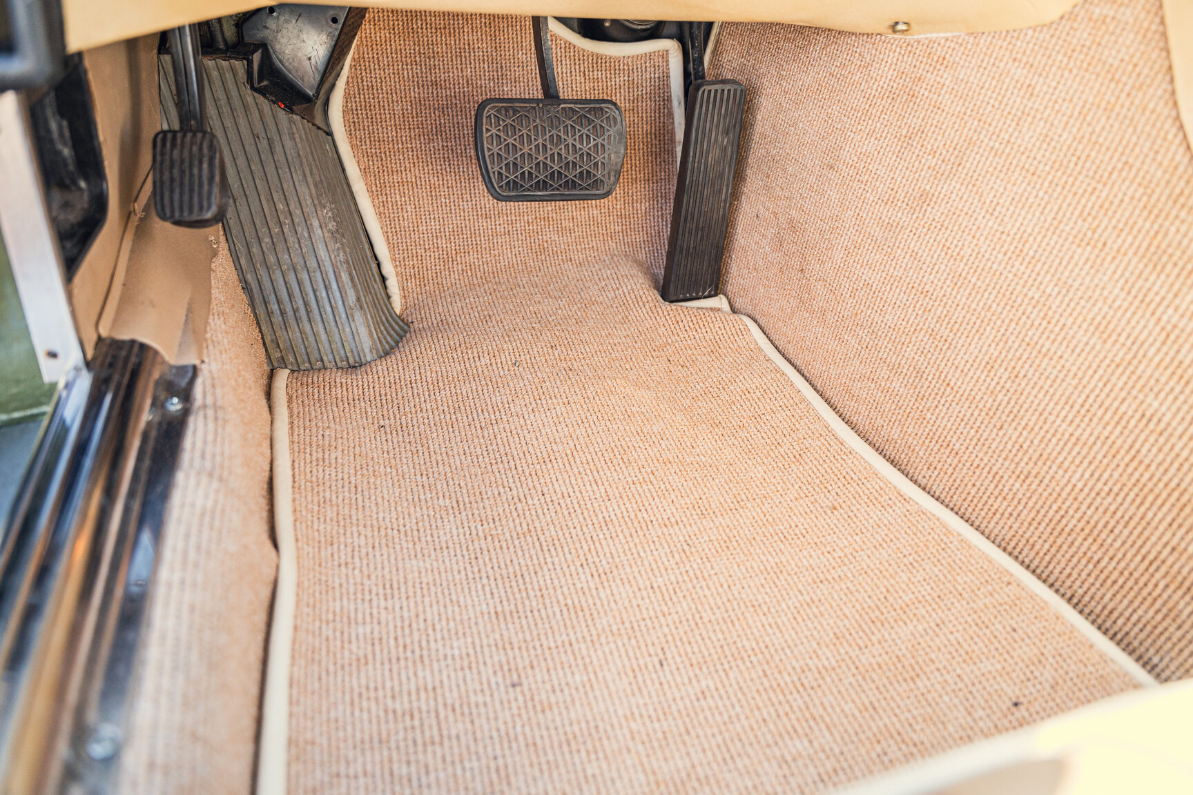 Interior image of 1976 Mercedes-Benz 450 SLC (39)