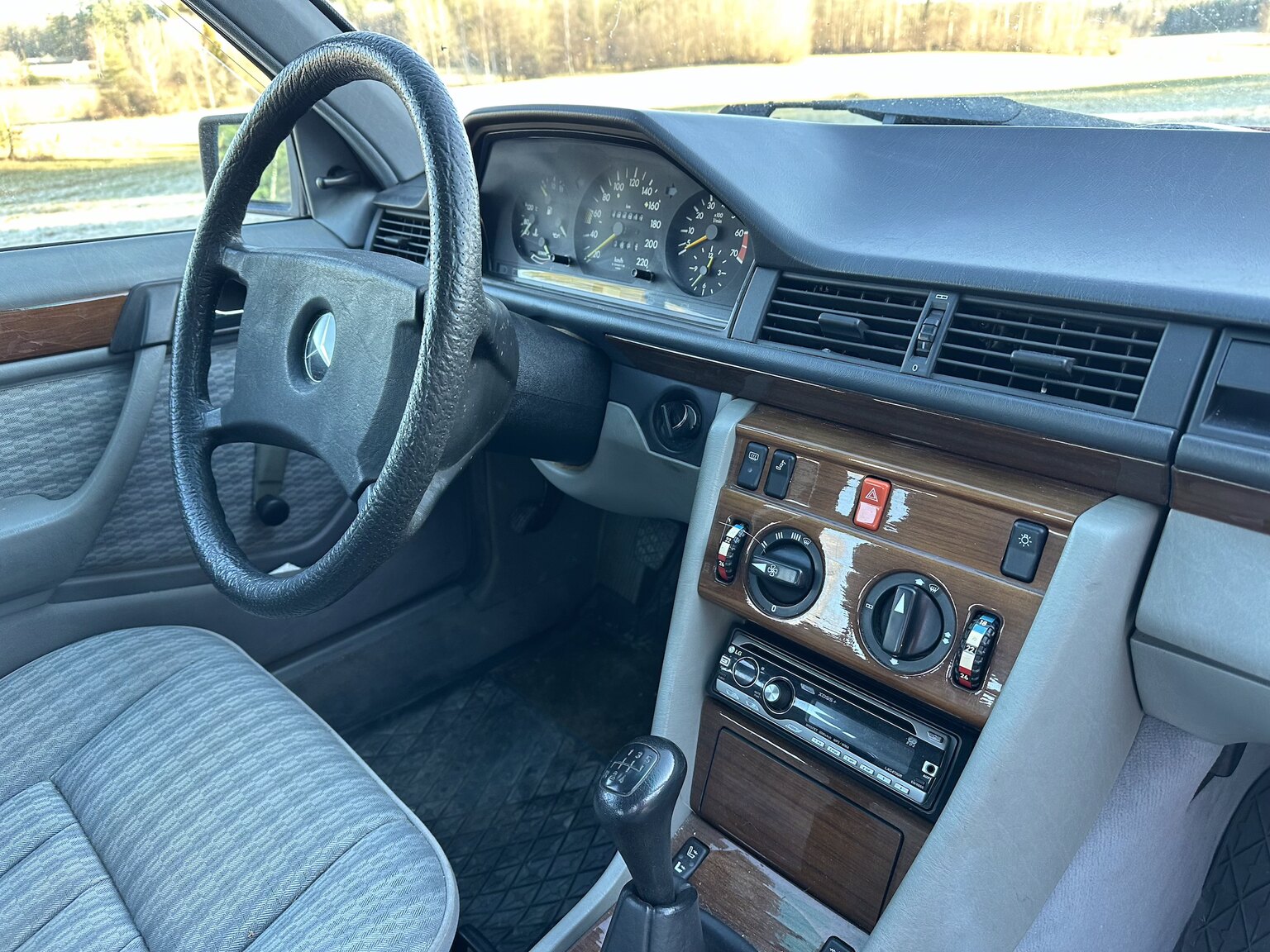 Innenraumfoto von 1990 Mercedes-Benz 200 E