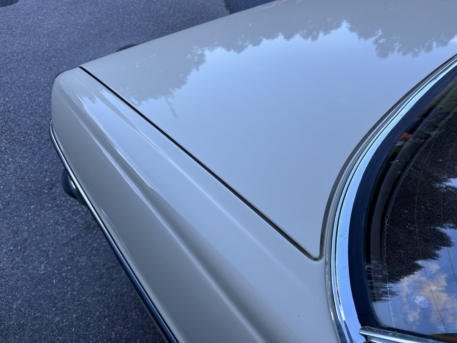 Exteriörbild på 1974 Mercedes Benz 230.6
