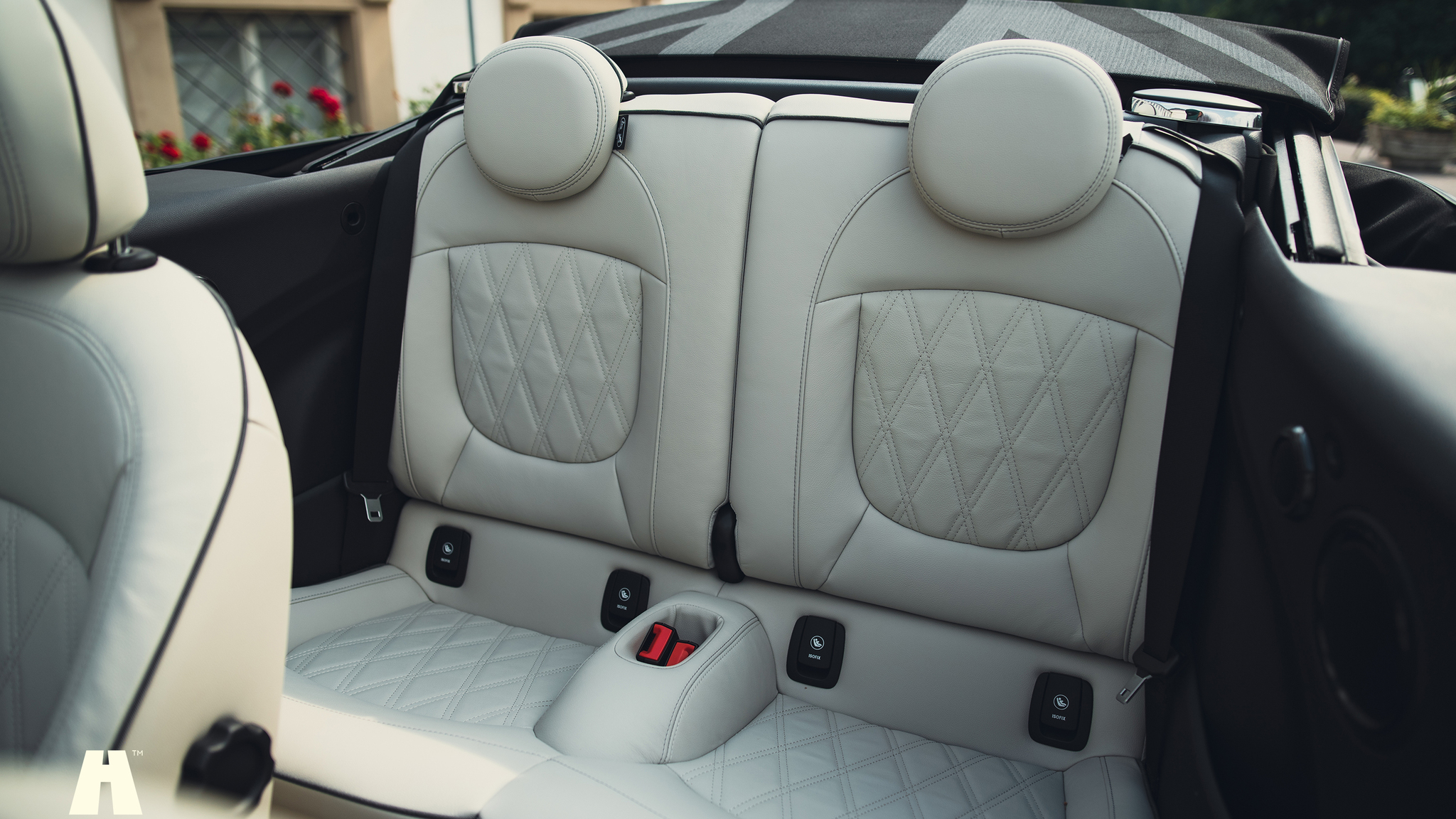 Innenraumfoto von 2021 Mini John Cooper Works Cabriolet  (56)