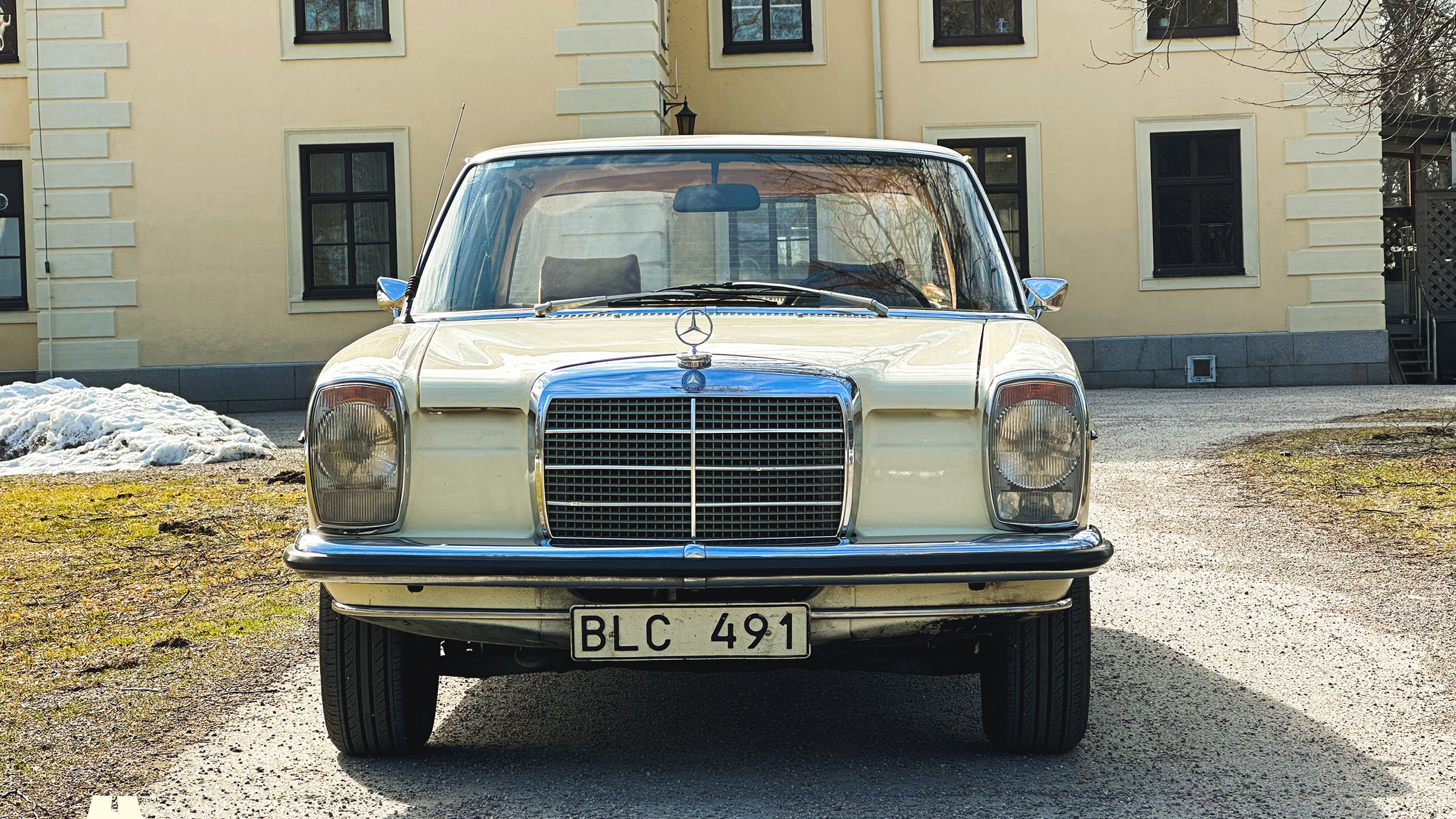 Exterior image of 1972 Mercedes-Benz 200