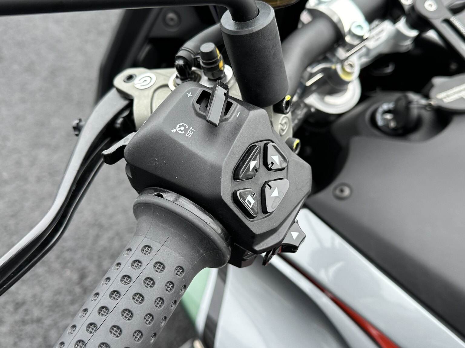 Exteriörbild på 2023 Moto Guzzi V100 Mandello S (14)