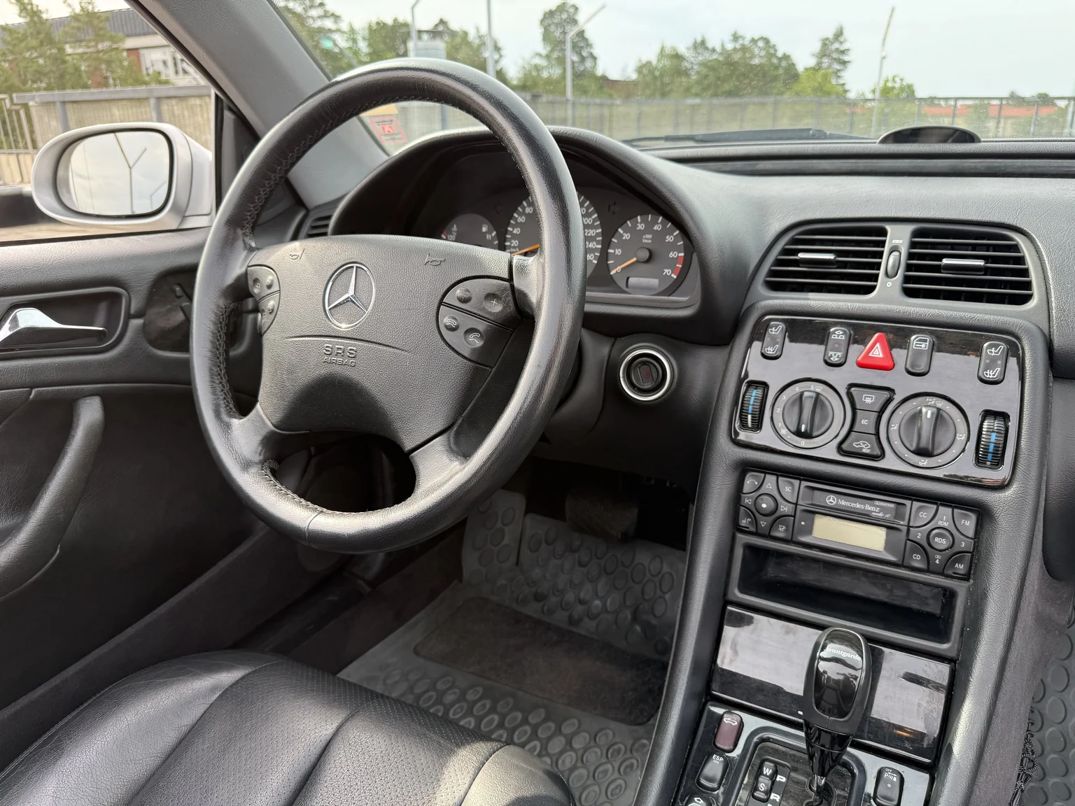Innenraumfoto von 2001 MERCEDES-BENZ CLK 230 Kompressor Cabriolet (40)