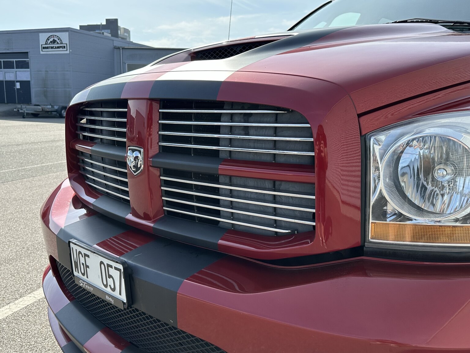 Exteriörbild på 2006 Dodge Ram SRT10