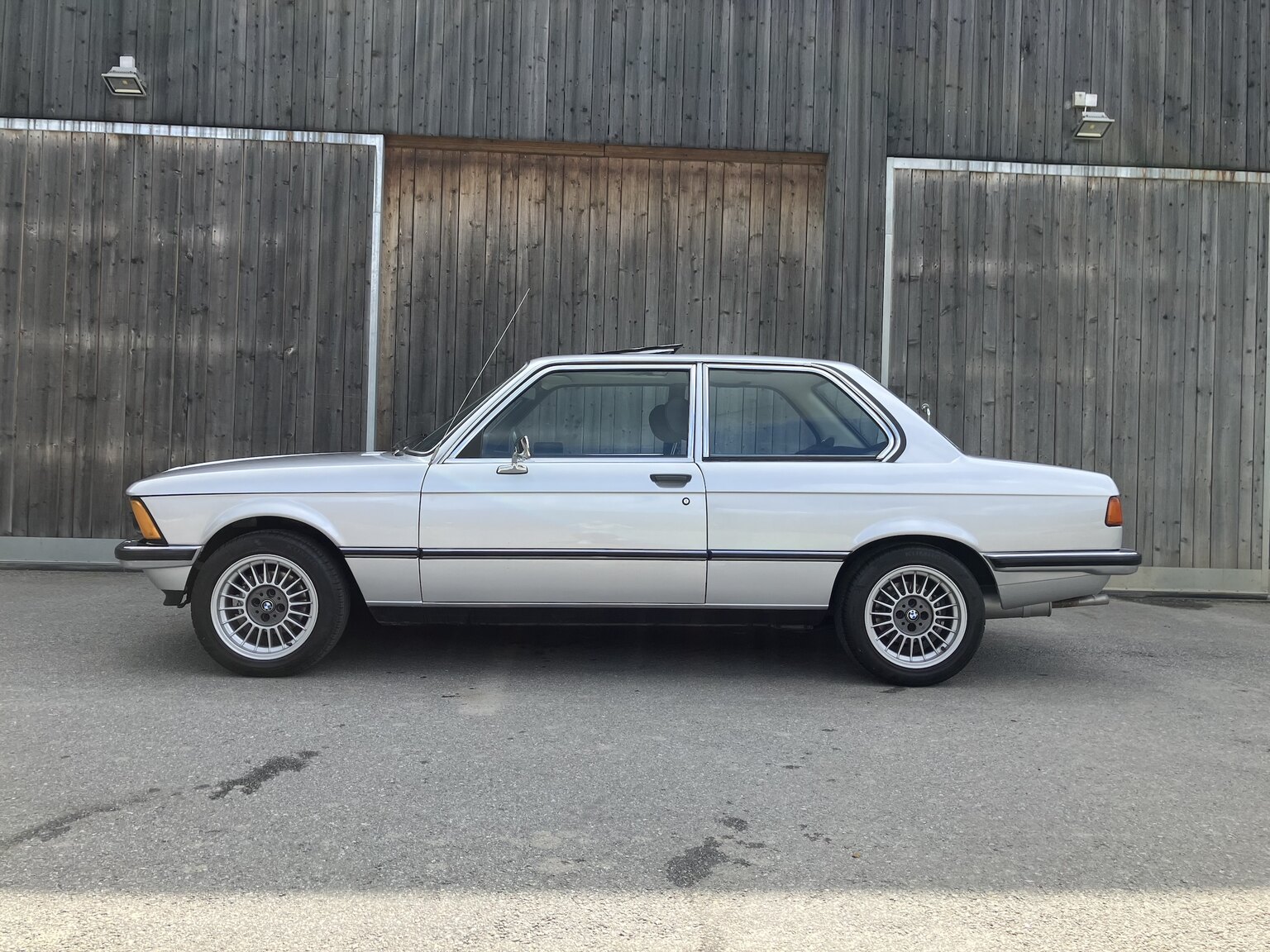 Exteriörbild på 1979 BMW 323i