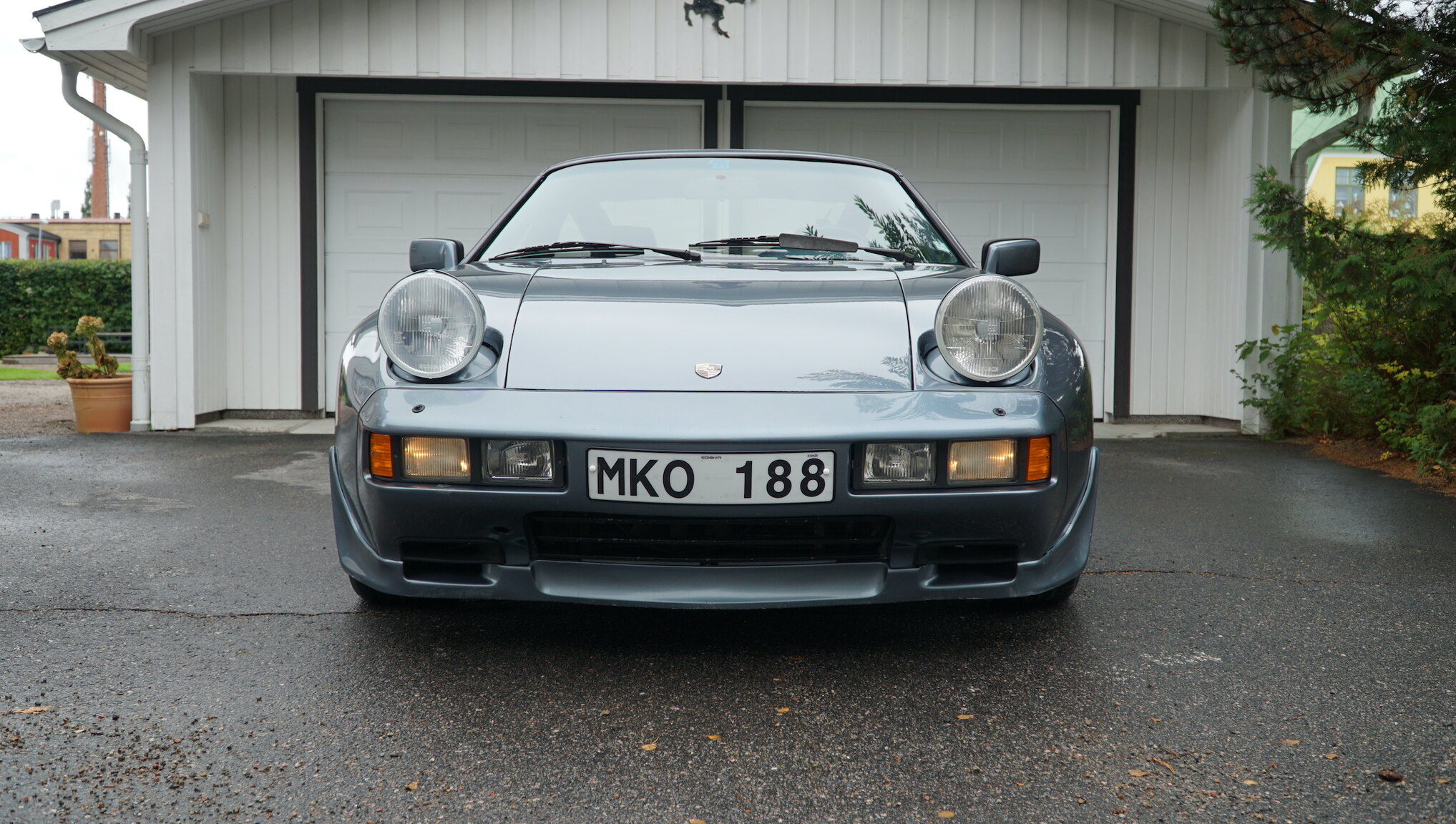 Exteriörbild på 1983 Porsche 928S (28)