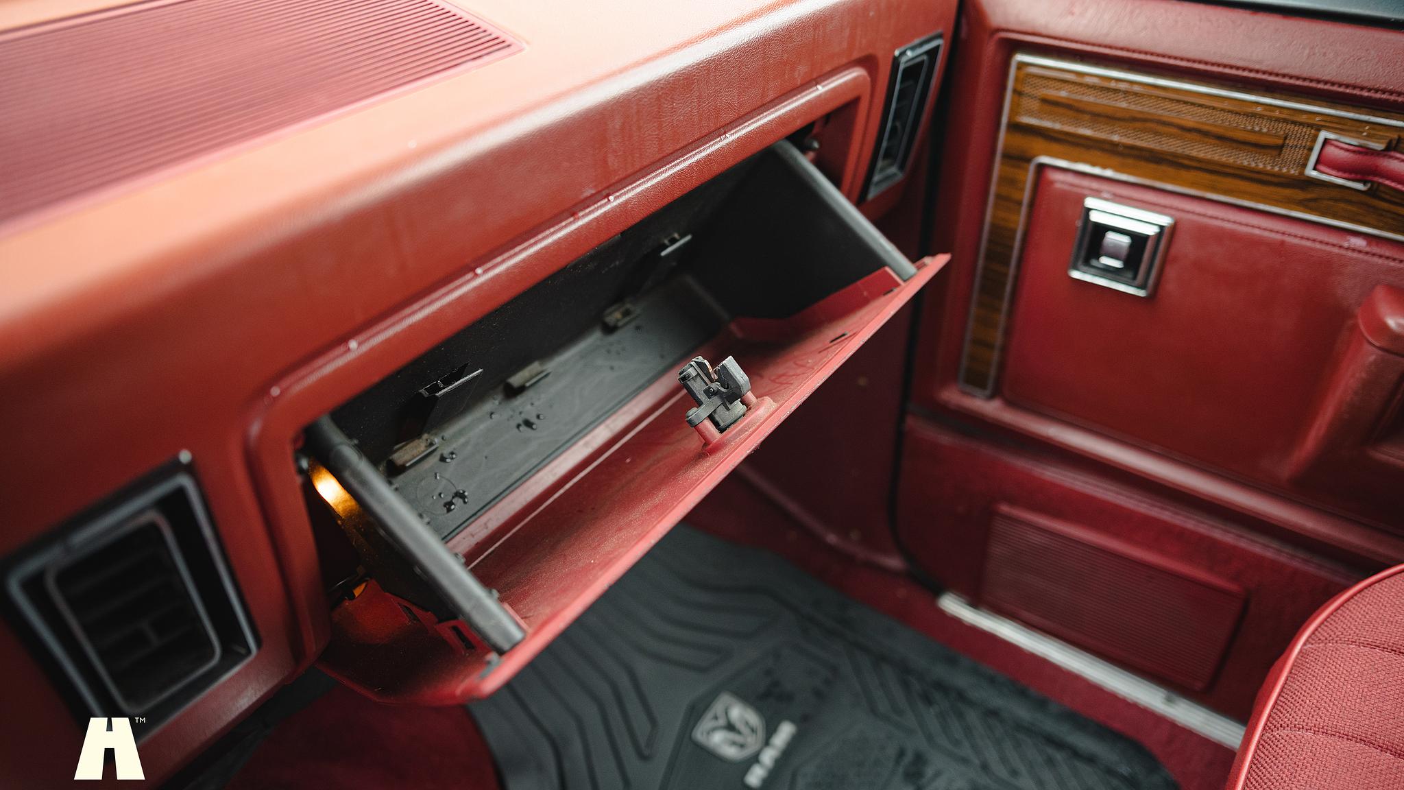 Innenraumfoto von 1986 Dodge Ramcharger